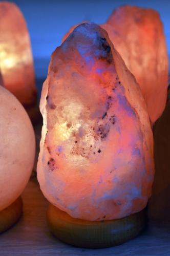 Lampy solne wykonane z jednorodnej bryły soli kłodawskiej której pokłady tworzyły się 250 mln lat temu